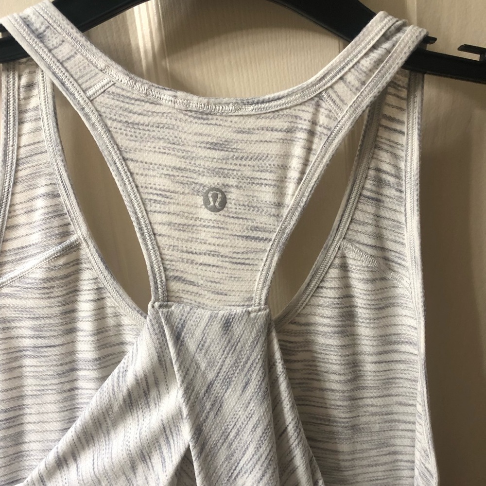 Lululemon essential tank size 6